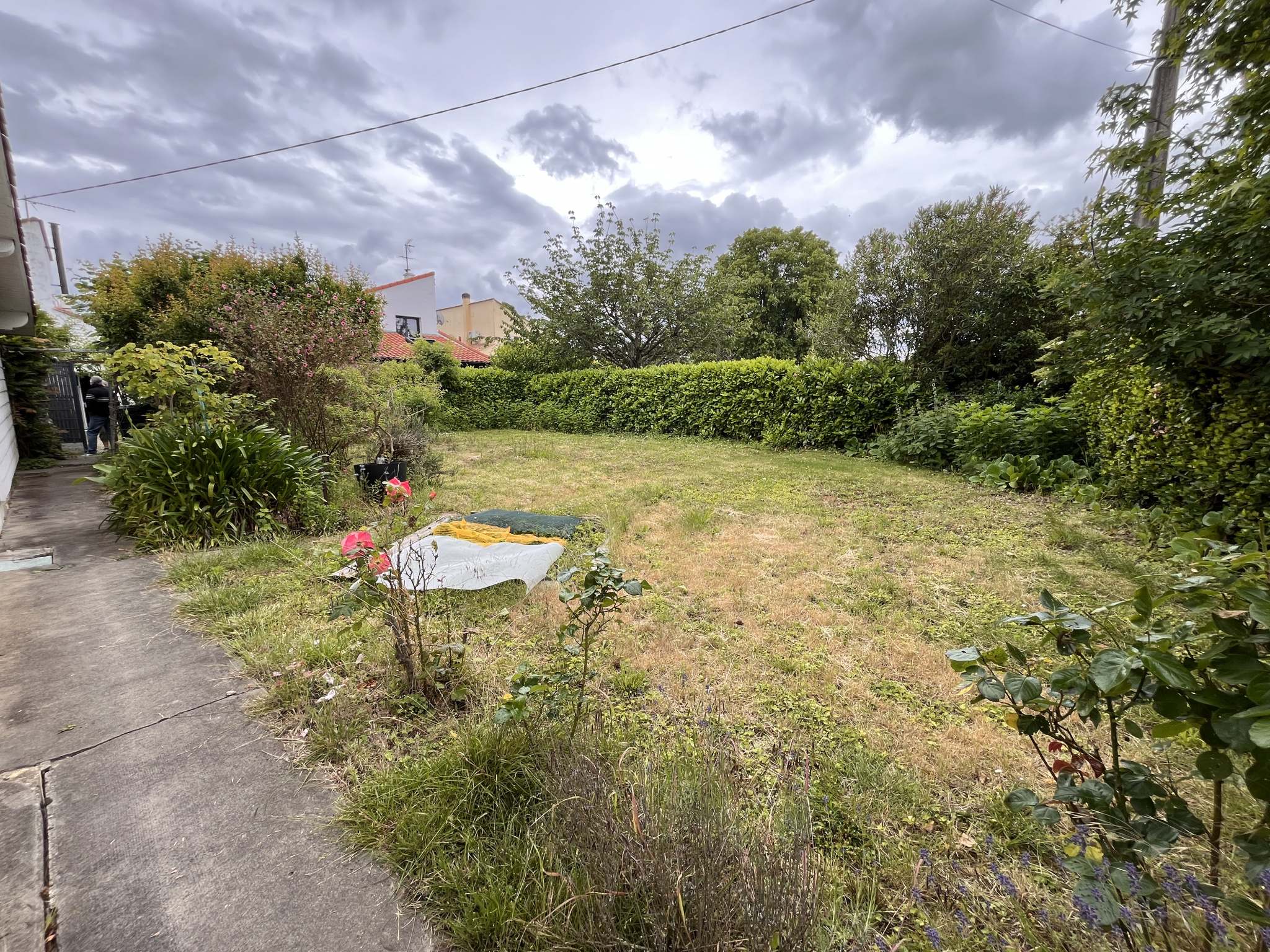 HAUT CENON -- MAISON DE PLAIN-PIED À RÉNOVER AVEC JARDIN SUR